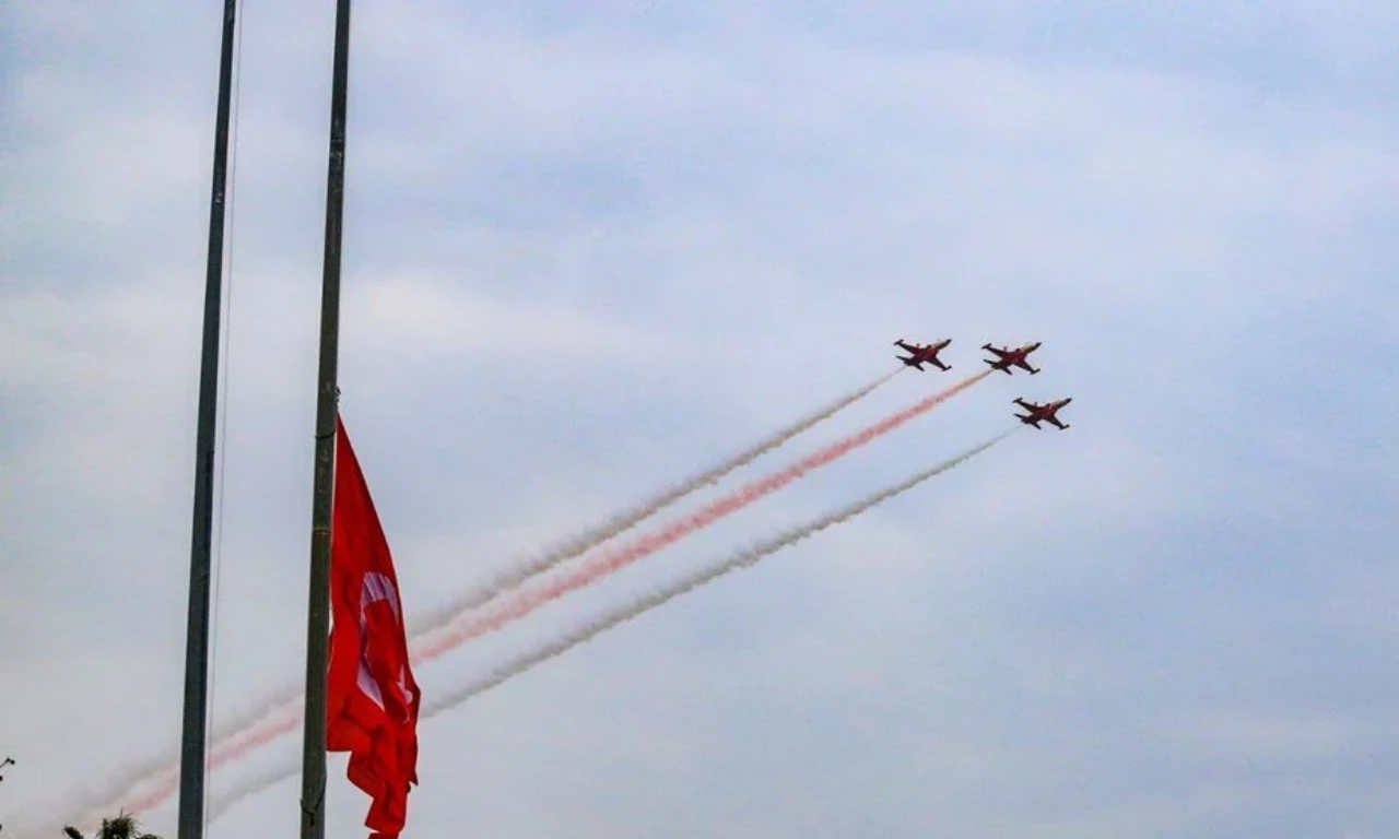 Türk Yıldızları’ndan Ata’ya saygı uçuşu: İzleyenleri hayran bıraktı!