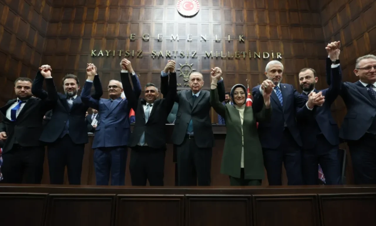 Rozetlerini Erdoğan taktı! 10 belediye başkanı AK Parti'ye geçti: İşte AK Parti'ye katılan o belediye başkanları ve önceki partileri...